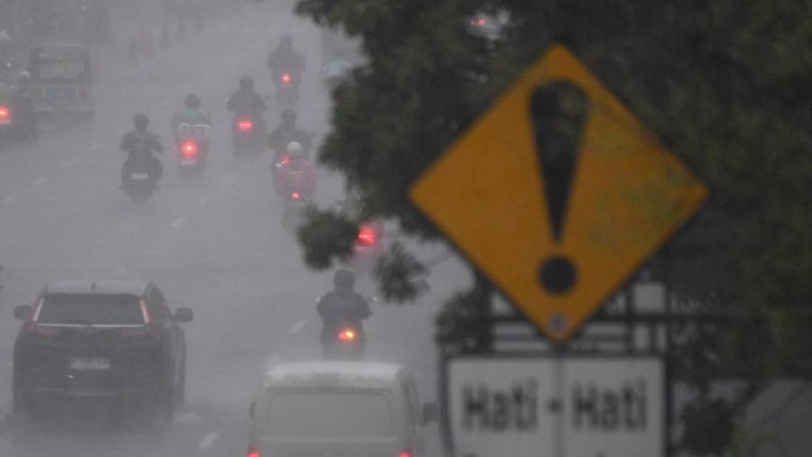 Bibit Siklon 98B Berkembang Jadi Siklon Tropis Arnab, Jauhi Indonesia