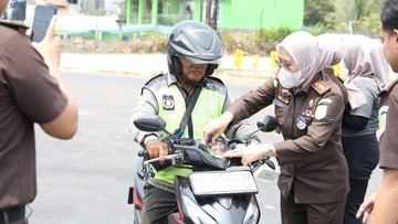 Cegah Polusi-Kabut Asap, Kejari Banyuasin Bagikan Masker ke Pengendara
