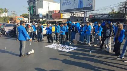 Aliansi Unismuh Satu Demo Soroti MBG, Jalan Sultan Alauddin Macet Total