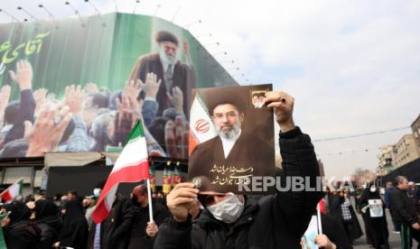 Mojtaba Serukan Produksi Dalam Negeri Iran dan Kurangi Peran Dolar AS
