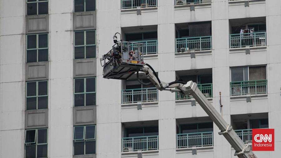 FOTO: Kebakaran Apartemen di Jakarta Pusat, Petugas Evakuasi Penghuni