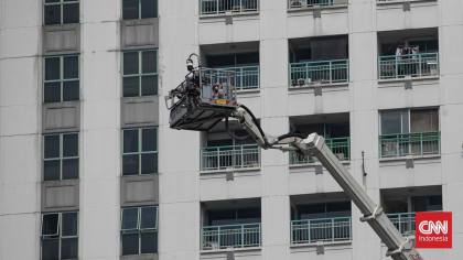 FOTO: Kebakaran Apartemen di Jakarta Pusat, Petugas Evakuasi Penghuni