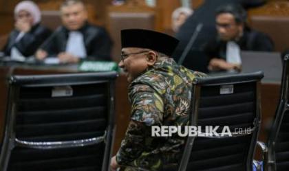 Yaqut Seret Foto Bos Maktour dengan Prabowo di Sidang Kuota Haji