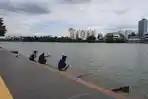 Momen Warga Aljazair Dievakusi Damkar Setelah Berendam di Danau Sunter, Mengaku Sedang Jalani Ritual
