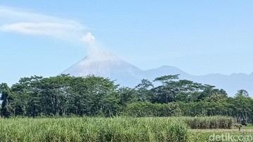 Semeru Erupsi dan Luncurkan Lava Pijar saat TNBTS Masih Terbakar