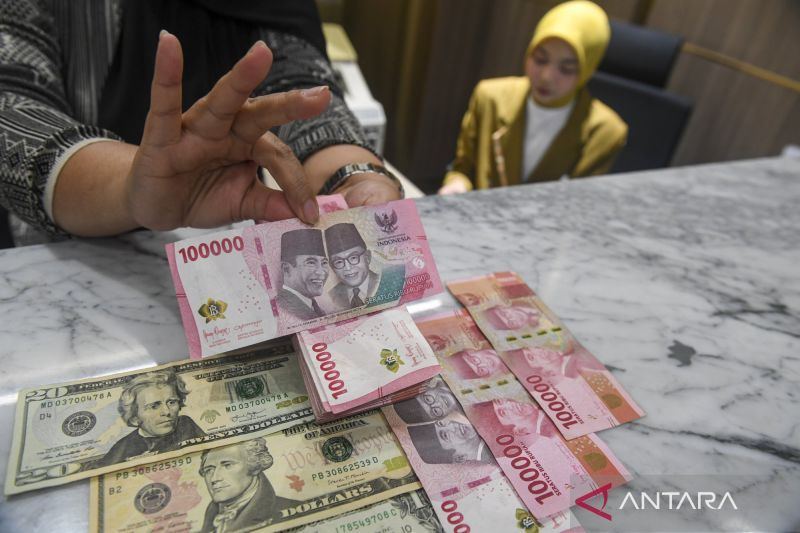 Rupiah melemah seiring kenaikan harga minyak global