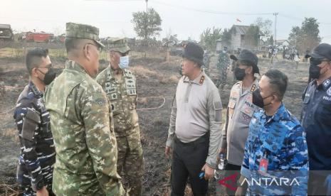 Kapolda Kalsel Gandeng TNI AL-AU Distribusi Cairan Inovasi Pemadam Karhutla