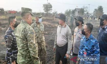 Kapolda Kalsel Gandeng TNI AL-AU Distribusi Cairan Inovasi Pemadam Karhutla