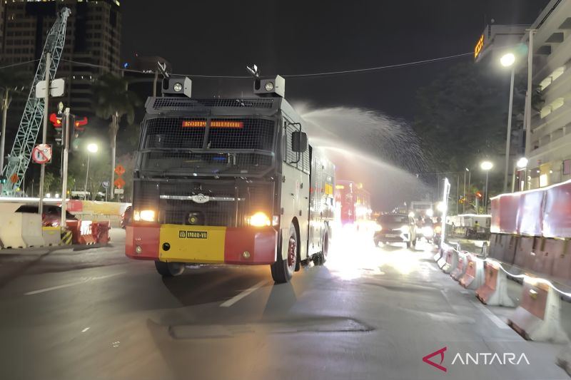 Hukum kemarin, polisi bersihkan abu vulkanik dan bagikan masker