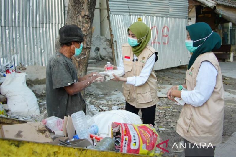 Baznas bagikan makanan bagi pekerja terdampak debu vulkanik di Jakarta