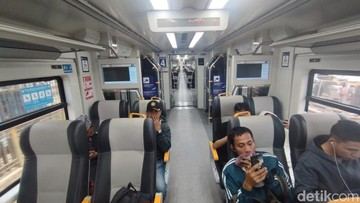 Menjajal Nyamannya Naik Kereta Bandara yang Dioper di KRL Pink Line