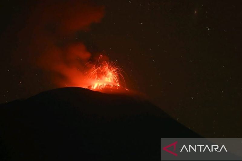 Gunung Ile Lewotolok erupsi dua kali, kolom abu capai 600 meter