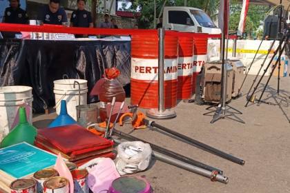 Polisi bongkar pabrik oli palsu berbahan oli bekas di Jakbar