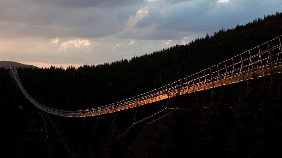 Nuansa Mistis Jembatan Gantung 220 Meter di Atas Danau Terbesar Jepang