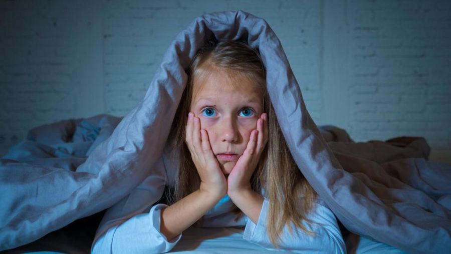 Kapan Anak Sebaiknya Mulai Tidur di Kamar Sendiri?