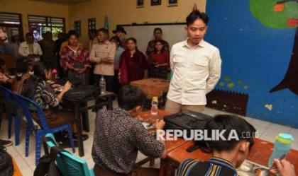 Jenguk Siswa Keracunan MBG di Sumut, Gibran: Saya yang Minta Maaf Bu, Kami yang Salah