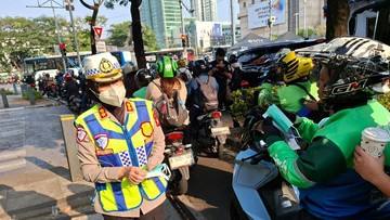Polantas Polda Metro Bagikan 20 Ribu Masker ke Ojol Cegah Abu Vulkanik