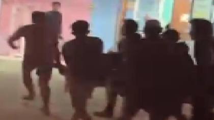 Warga Gotong Royong Evakuasi Korban Diparangi di Jalan Kenanga Kolaka ke RS, Nyawa Tak Tertolong