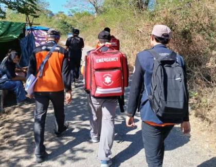 BBM Langka, DMC RSML Jalan Kaki Tembus Posko Pengungsian di Perbukitan Gempa NTT