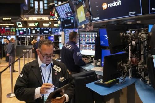 Wall Street Melemah Dipicu Geopolitik yang Kembali Memanas, Investor Nantikan Data Inflasi