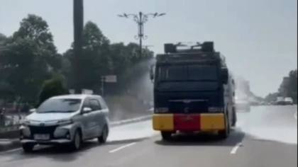 Water Canon Diterjunkan Polres Bogor Demi Bersihkan Abu Vulkanik di Jalanan