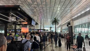 Suasana Bandara Soetta yang Ditutup Sementara, Penumpang Tertahan