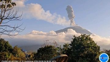 Gunung Ile Lewotolok Keluarkan Abu Vulkanik, Warga Alami Gatal