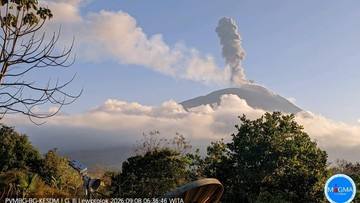 Gunung Ile Lewotolok Keluarkan Abu Vulkanik, Warga Alami Gatal