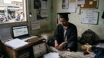 Guru Besar Unair: Gelar Sarjana Tidak Lagi Cukup untuk Dapat Kerja