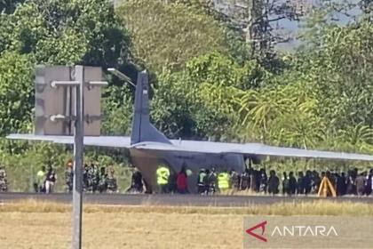 Pesawat Cassa tergelincir di runway Bandara Hasanuddin Selasa siang