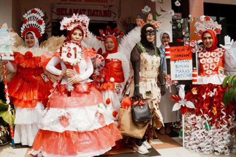 Puluhan warga Palmerah bersaing lomba kreasi busana daur ulang sampah