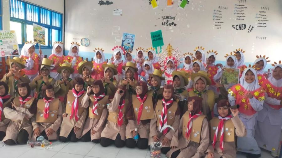 “Daur Ulang Sekarang” SMPM 12 Ajak Selamatkan Bumi di Karnaval HUT ke-81 RI