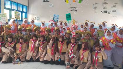 “Daur Ulang Sekarang” SMPM 12 Ajak Selamatkan Bumi di Karnaval HUT ke-81 RI
