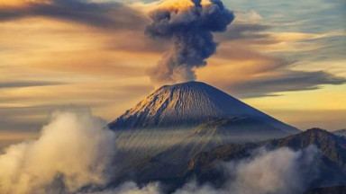 Siaga! Gunung Semeru Erupsi Dua Kali Pagi Ini, Muntahkan Abu Tebal Setinggi 1 Km