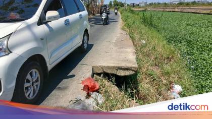 Mobil-Motor Berjatuhan Akibat Patahan di Jalan Inspeksi Kanal Tamangapa Utara