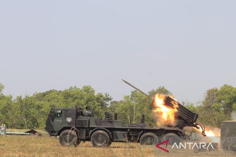 Marinir TNI AL tampilkan peluncur roket MLRS Vampire pada ajang SGS