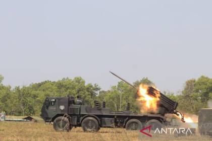 Marinir TNI AL tampilkan peluncur roket MLRS Vampire pada ajang SGS