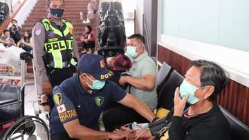 Polisi Bagikan Snack-Beri Layanan Kesehatan ke Penumpang di Bandara Soetta