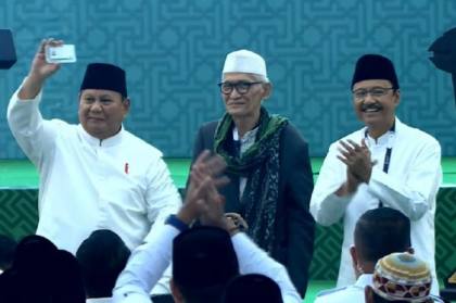 Momen Prabowo Terima Kartu Anggota NU dari Rais Aam PBNU KH Miftachul Akhyar