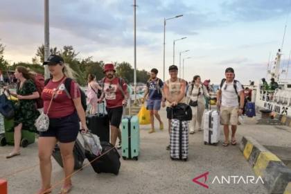 Ratusan wisatawan tinggalkan Gili Trawangan dampak pasokan air bersih