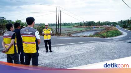 Jalan Penghubung Pinrang-Enrekang di Ruas Paleteang-Malumpung Makin Mulus