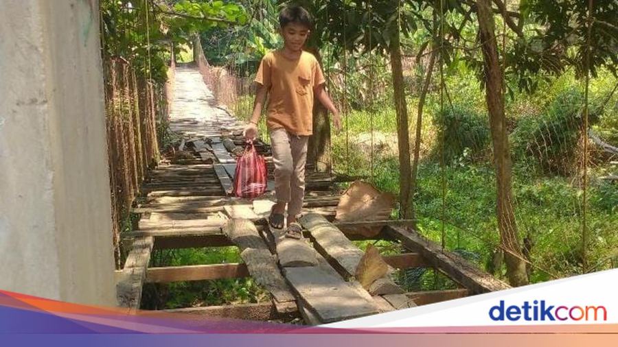 Momen Tegang Bocah Lewati Jembatan Gantung Maut di Palopo 7 Bulan Tak Diperbaiki