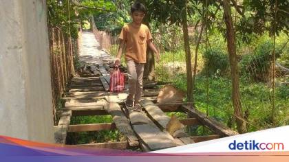 Momen Tegang Bocah Lewati Jembatan Gantung Maut di Palopo 7 Bulan Tak Diperbaiki