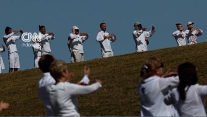 Ritual Ribuan Pengikut White Brotherhood di Danau Glasial Bulgaria
