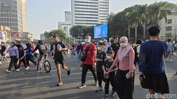 Abu Anak Krakatau Sampai ke Bundaran HI, Warga Olahraga Pakai Masker