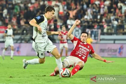 Marcos Santos sebut Mauro Zijlstra masih butuh waktu untuk adaptasi