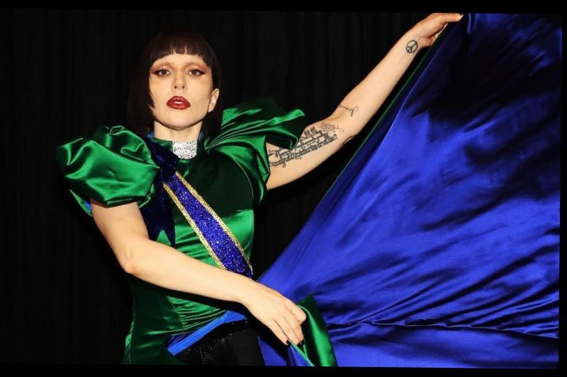 Lady Gaga terlihat jalan-jalan sambil gendong bayi bersama tunangannya