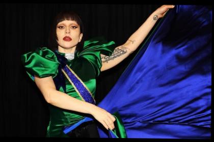 Lady Gaga terlihat jalan-jalan sambil gendong bayi bersama tunangannya
