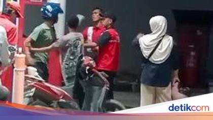 Pemotor Serobot Antrean-Pukul Petugas SPBU Maros Mau Isi BBM Pakai Galon