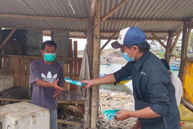 LKBN ANTARA bagikan masker ke warga terdampak abu Krakatau
